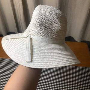 Floppy White Sun Hat 💙